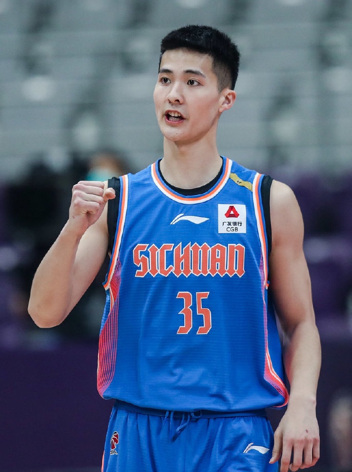 九游体育下载-转会期NBA常规赛焦点战，成都蓉城造点机会，话题不断，资深球员宣示担当(蓉城队最新转会情况)